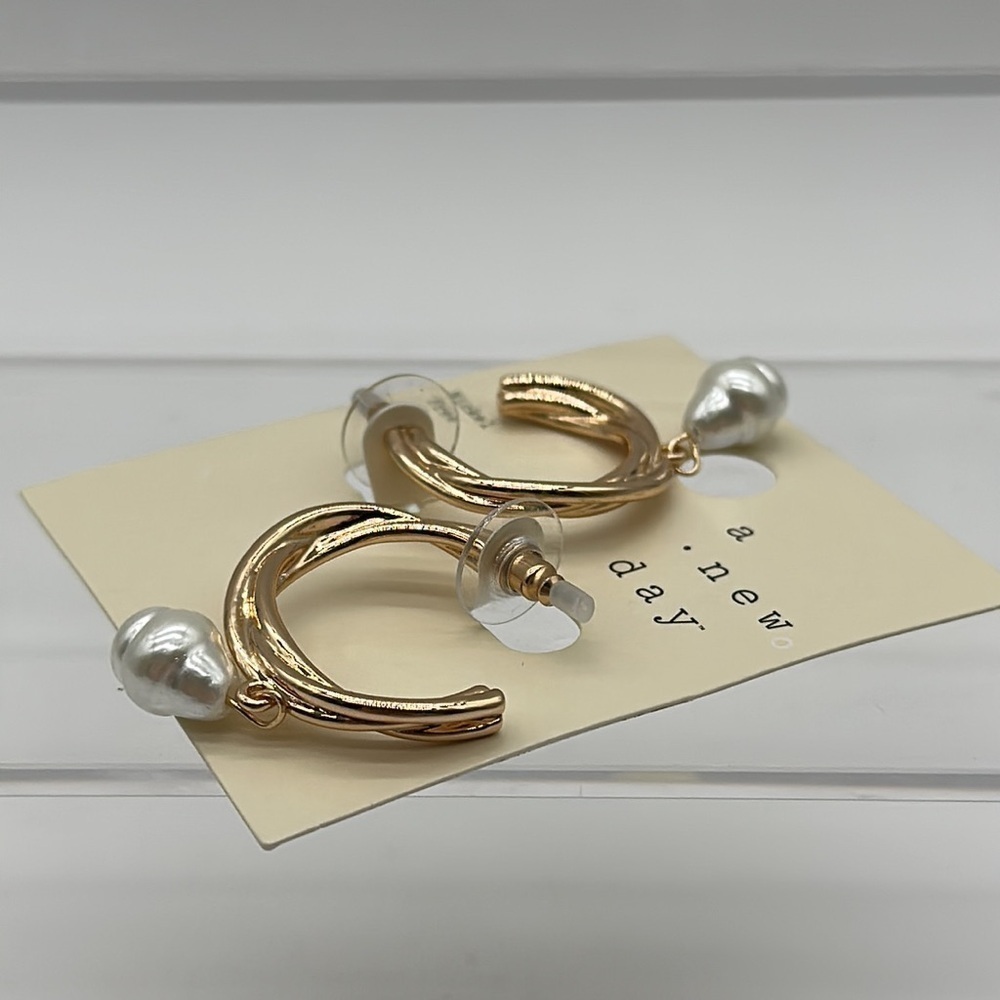A New Day Earrings Gold Coloring Pearl Coloring